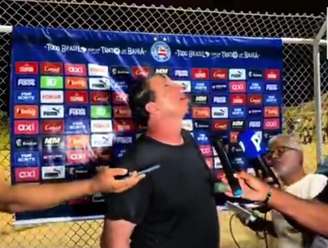 Rogério Ceni observando a queda da torre 