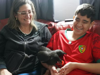 'Pops' foi adotada como animal de apoio emocional e passou a acompanhar Nicolas em diferentes momentos do dia