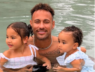 Neymar com Mavie e Mel