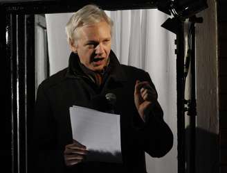Julian Assange discursa na embaixada do Equador em 2012: fundador do WikiLeaks anunciou que disputaria as eleições ao Senado da Austrália