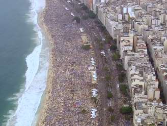 <p>Público estimado em 3 milhões de pessoas devem deixar as areias de Copacabana após Missa de Envio</p>