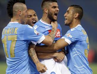 Insigne comemora gol na vitória do Napoli sobre a Fiorentina