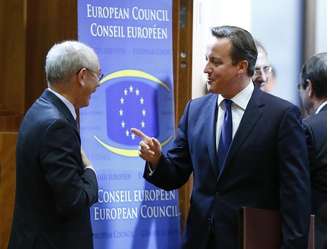 <p>Presidente do Conselho Europeu, Herman Van Rompuy (à direita) fala com David Cameron durante uma cúpula da UE em Bruxelas, em 24 de outubro de 2013</p>