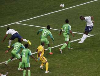 <p>França teve trabalho, mas fez dois gols na reta final do segundo tempo para avançar no confronto</p>