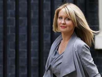 <p>Secretária de Estado do Trabalho, Esther McVey permaneceu na pasta, mas agora vai sentar-se no gabinete, como parte da maior reforma ministerial já realizada pelo premiê britânico David Cameron</p>