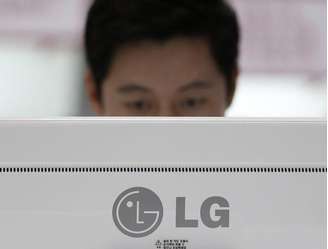 Um homem olha para uma tela da LG durante feira de eletrônicos na Coreia do Sul. 17/10/2014
