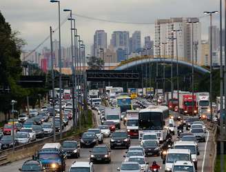 O presidente Jair Bolsonaro apresentou um projeto de lei que propõe mudanças no (CTB) Código de Trânsito Brasileiro, o projeto propõe mudanças, como o fim da exigência de exame toxicológico para motoristas profissionais e também retira dos departamentos (Detrans) a exigência de credenciar clínicas para emitirem o atestado de saúde, outro ponto da proposta é altera, de 20 para 40, o limite de pontos que os motoristas podem acumular, em 12 meses, sem perder a licença para dirigir.