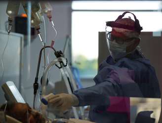 Enfermeiro mede temperatura de paciente com Covid-19 em UTI de hospital no arredores de Buenos Aires
16/10/2020
REUTERS/Agustin Marcarian