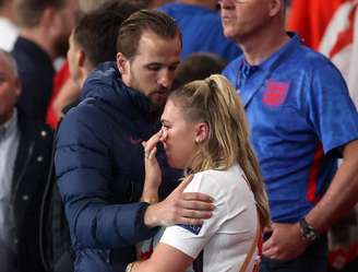 Harry Kane consola a sua esposa após a derrota da Inglaterra na final da Eurocopa