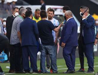 Lionel Messi e Neymar durante interrupção de jogo entre Brasil e Argentina em São Paulo, promovida pela Anvisa
05/09/2021 REUTERS/Amanda Perobelli