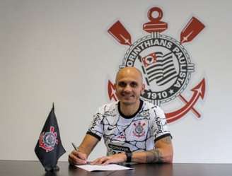 Fábio Santos assinou em setembro (Foto: Felipe Szpak/Ag. Corinthians)