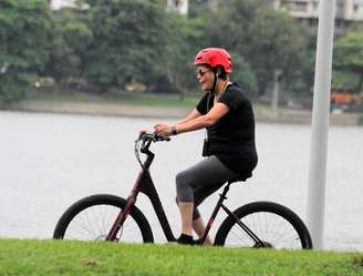 Mesmo com chuva, Dilma pedala na Lagoa Rodrigo de Freitas, no RJ