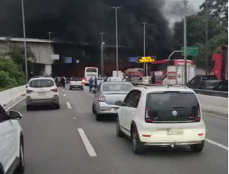 Bolsonaristas bloqueiam trecho da Marginal Tietê 