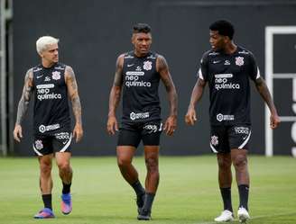 Gil, Fagner e Paulinho durante treino do Timão (Foto: Rodrigo Coca / Agência Corinthians)