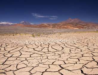 Deserto do Atacama (Chile) - É o deserto mais seco do mundo. Em algumas partes, não chove há 500 anos. As temperaturas são extremas: 0ºC de dia e 40ºC à noite.