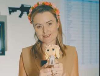 A deputada federal Julia Zanatta (PL-SC) anunciou a venda de um boneco para "espantar comunistas" nas suas redes sociais