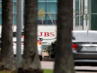 Fachada da JBS; empresa teve prejuízo de R$ 1,061 bilhão em 2023.