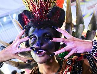 Carla Prata caracterizada como onça