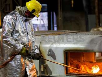 Funcionário trabalha no alto-forno da siderúrgica Usiminas, em Ipatinga, Minas Gerais, Brasil
17/04/2018
REUTERS/Alexandre Mota