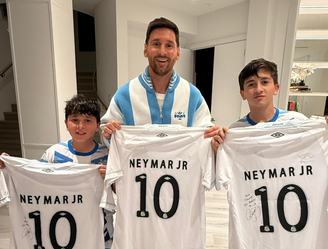 Messi ganha camisas de Neymar Jr e é homenageado pelo Santos: 'Do Príncipe para o Gênio'