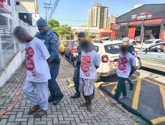 Suspeitos são filmados com camisetas que remetem ao presidente Luiz Inácio Lula da Silva e ao PT