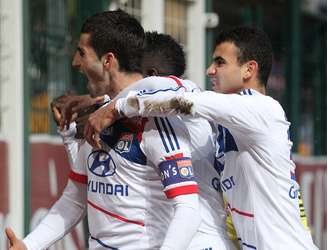 Com vitória por 2 a 1, o Lyon assumiu a liderança do Campeonato Francês. O time ainda pode ser alcançado na ponta pelo Olympique de Marselha, mas deve ficar na frente pelo saldo de gols