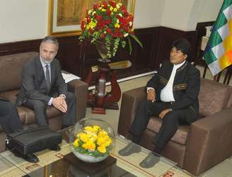 O presidente boliviano Evo Morales (dir.) conversa com o chanceler brasileiro, Antonio Patriota