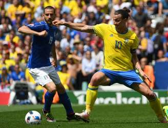 Itália em recente confronto contra Ibrahimovic pela Suécia (Foto: AFP/PASCAL GUYOT)