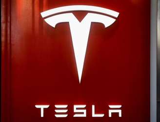 Logo da Tesla durante evento em Nova York, Estados Unidos
14/12/2017 
REUTERS/Brendan McDermid