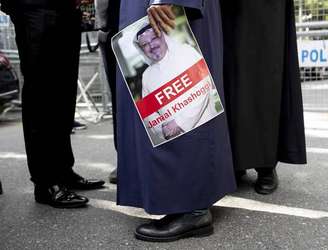 Manifestante segura imagem de Jamal Khashoggi em frente ao consulado saudita em Istambul, na Turquia
