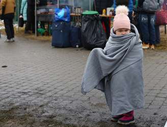 Menina de três anos na cidade de Kharkiv