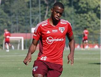 Alisson também esteve em campo sob a supervisão de fisioterapeutas (Foto: Divulgação / São Paulo)