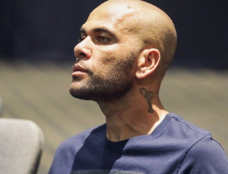 O jogador Daniel Alves vai ser julgado por agressão sexual na Espanha