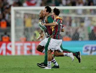 Fernando Diniz (ao centro), técnico do Fluminense, comemora junto com jogadores título da Libertadores 2023.