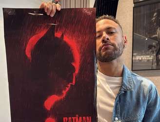 Neymar mostra acessórios do Batman