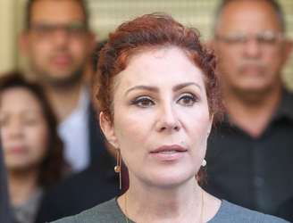 Foto da deputada federal Carla Zambelli (PL-SP) durante uma coletiva de imprensa