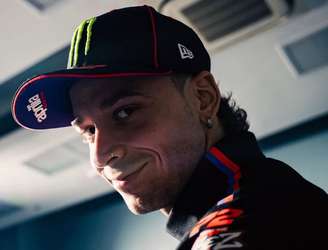 Marco Bezzecchi acelera forte no circuito de Buriram e comanda o primeiro treino livre da MotoGP em 2026.