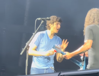 Dave Grohl chama genro para tocar bateria no Foo Fighters após desafio bizarro