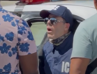Danilo Alves Silva, de 46 anos, no momento em que é detido por policiais em um local de votação de brasileiros em Miami; ele fingia ser do ICE, mas não é agente federal