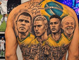 Richarlison homenageia reeleição e coloca Lula ao lado de Neymar em tatuagem gerada por IA