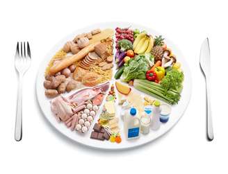 Os nutrientes contidos nos alimentos podem ajudar na prevenção da saúde oral. Ao selecionar seu cardápio, é possível optar por alimentos que fortalecem os dentes e eliminar outros que podem prejudicar o equilíbrio do organismo