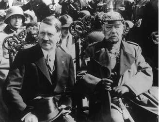 <p>O chanceler Adolf Hilter e o presidente Paul von Hindenbyrg, juntos em evento de 1933 de comemoração de uma vitória sobre os russos em 1914</p>