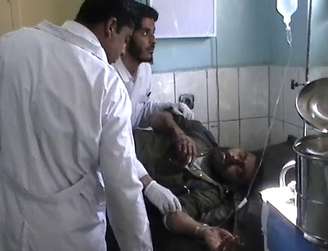 Imagem de vídeo mostra médicos tratando homem ferido no atentado em hospital local