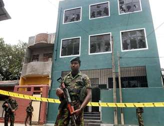 Membros da Força Especial de Segurança guardam a entrada de uma mesquita depedrada em Colombo, capital do Sri Lanka. Um grupo budista atacou uma mesquita na capital do Sri Lanka, e pelo menos 12 pessoas ficaram feridas, a mais recente em uma série de ataques contra a comunidade muçulmana minoritária por membros da maioria budista. 11/08/2013.
