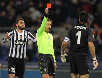 Buffon cometeu pênalti, foi expulso e deixou a Juventus com um a menos