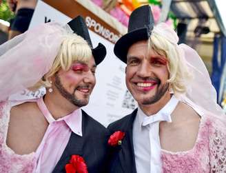 <p>Participantes da parada gay posam para a foto em Colônia, na Alemanha</p>