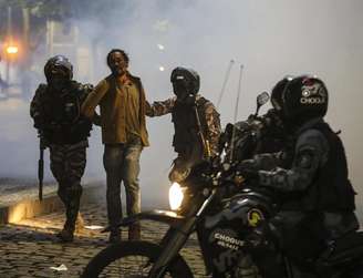 Homem é detido em manifestação no Rio