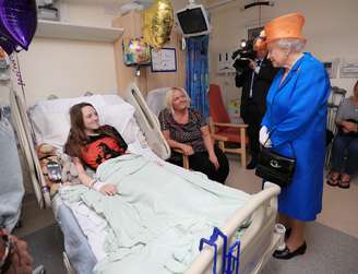 Rainha Elizabeth 2ª visita menores feridos em hospital infantil de Manchester.