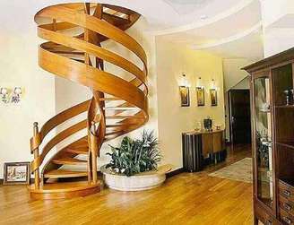 1. Casa grande decorada com escada espiral de madeira moderna – Foto: Pinterest