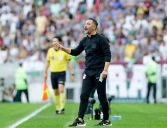 VP à beira do gramado contra o Fluminense (Foto: Rodrigo Coca / Ag. Corinthians)